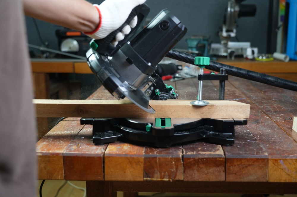 Пила торцовочная DWT KGSP14-210