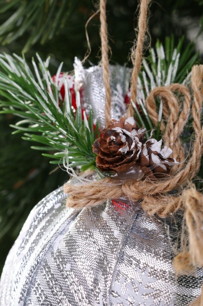 Декоративна підвіска Куля з декором 8 см білий MD2174