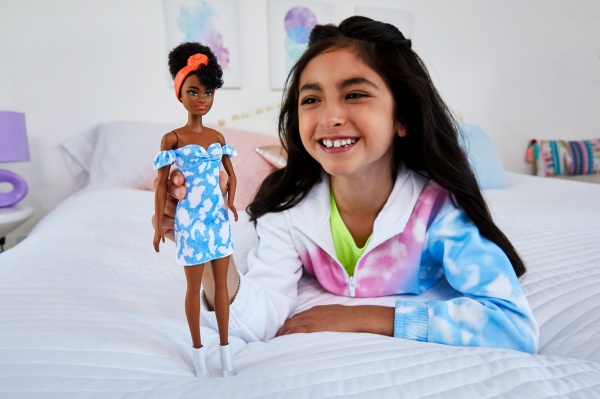 Кукла Barbie Модница в платье под джинс