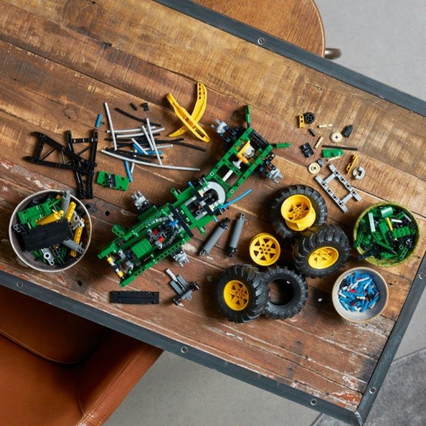Конструктор LEGO Technic Трелювальний трактор John Deere 948L-II 42157