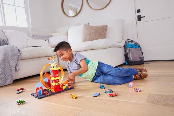 Игровой набор Hot Wheels Супер петля с пожарной станцией HKX41