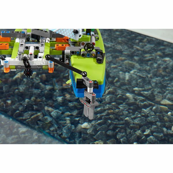 Конструктор LEGO Technic Катамаран 42105