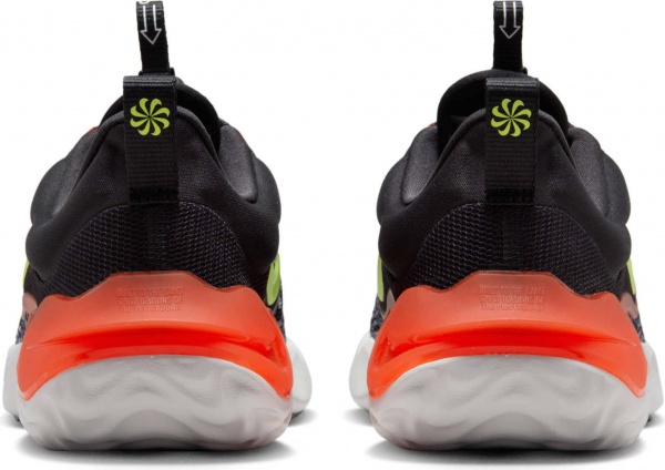 Кросівки Nike RUN FLOW JP DV3106-001 р.37,5 чорний