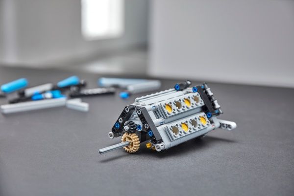 Конструктор LEGO Technic Bugatti Chiron 42083