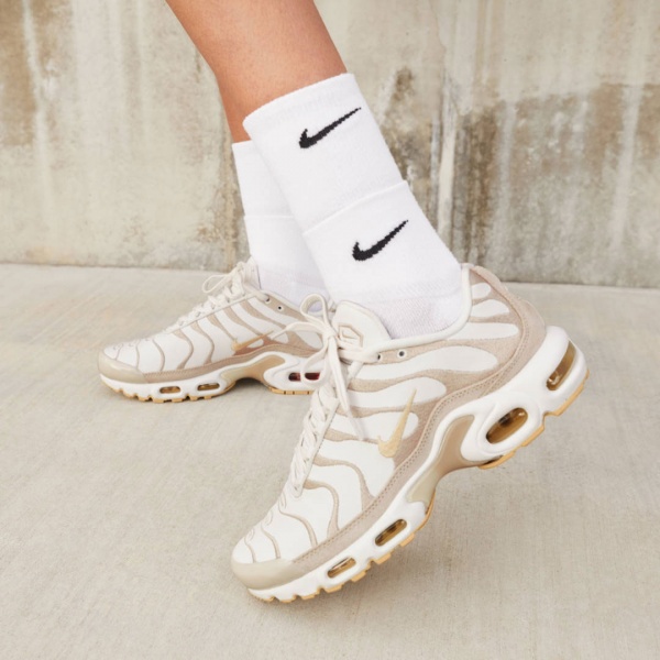 Кроссовки Nike W AIR MAX PLUS PRM DZ2832-101 р.38,5 розовый