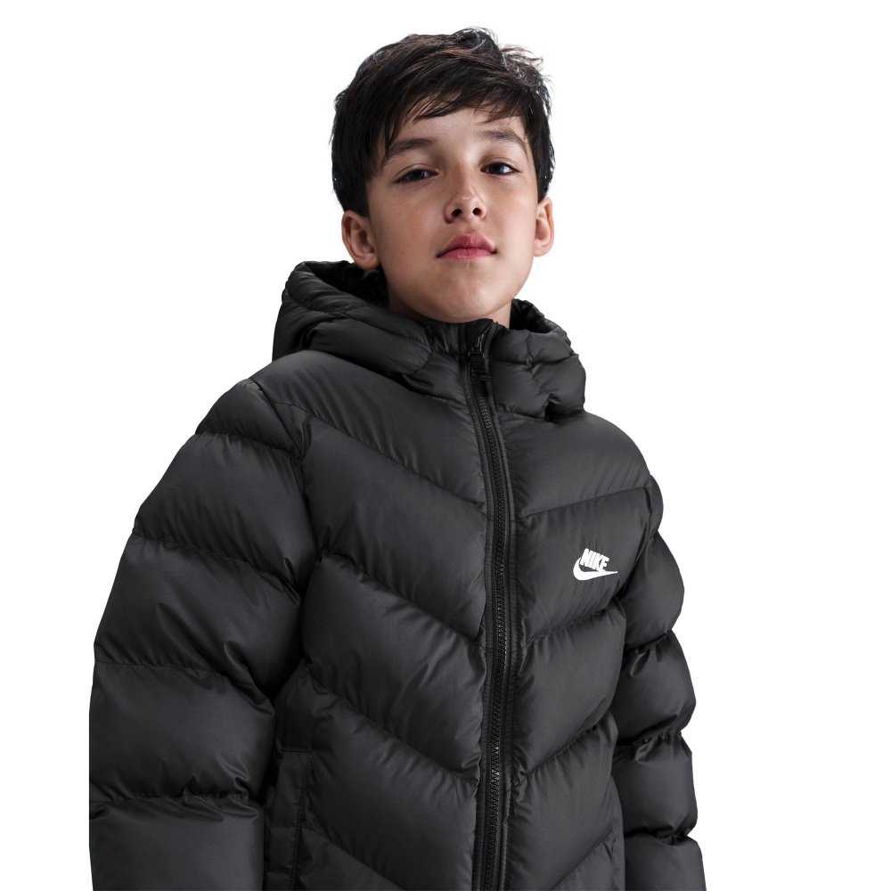 Куртка унисекс Nike Sportswear All Day Play Older Kids' Puffer Jacket р.128 черный HJ2722-010