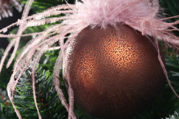 Елочная игрушка в форме шара с перьями 8 см 