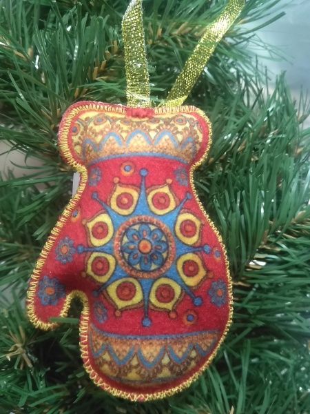 Подвеска фетровая Рукавичка красная 8,5 см