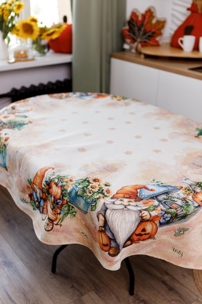 Скатерть Тыквенные гномы 135x240 см бежево-желтый Прованс