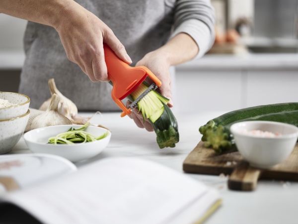 Овощечистка горизонтальная с защитой Gadgets оранжевый 1000966 Joseph Joseph 