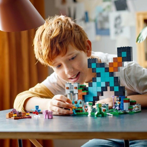 Конструктор LEGO Minecraft Форпост із мечем 21244