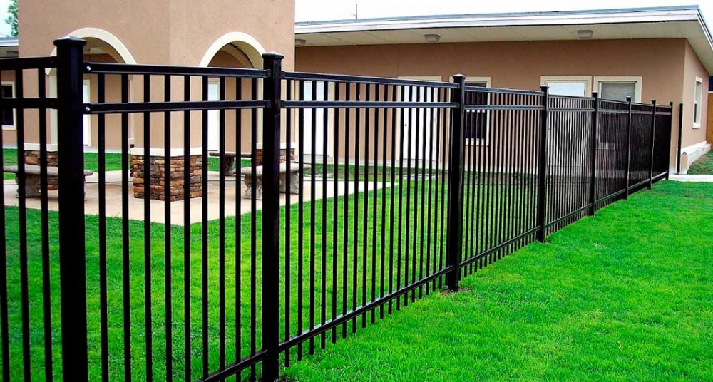 Труба декоративна тонкостінна прямокутна 2 м