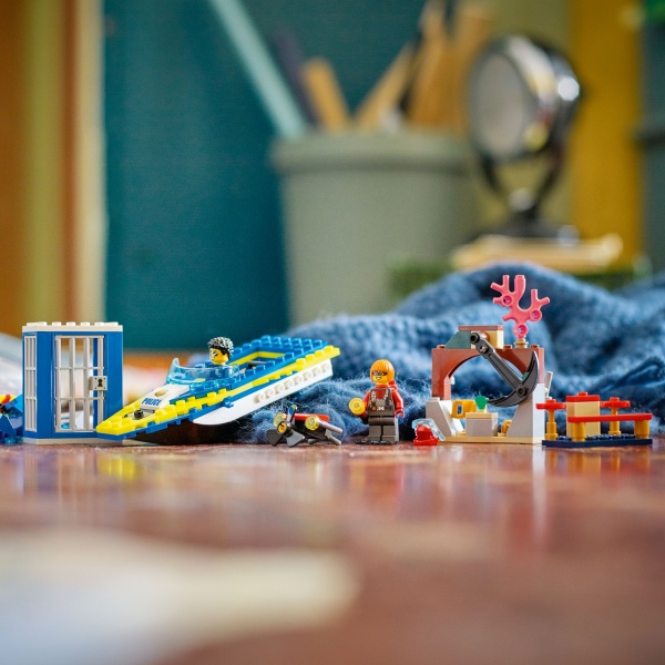 Конструктор LEGO City Детективные миссии водной полиции 60355