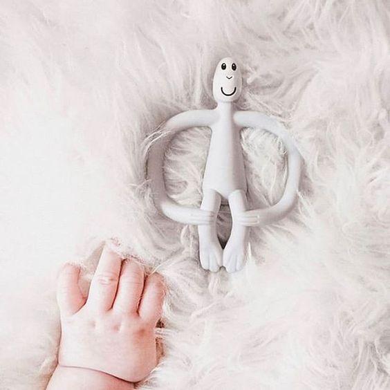 Прорізувач Matchstick Monkey Мавпочка світло-сіра 10 см (MM-ONT-015)