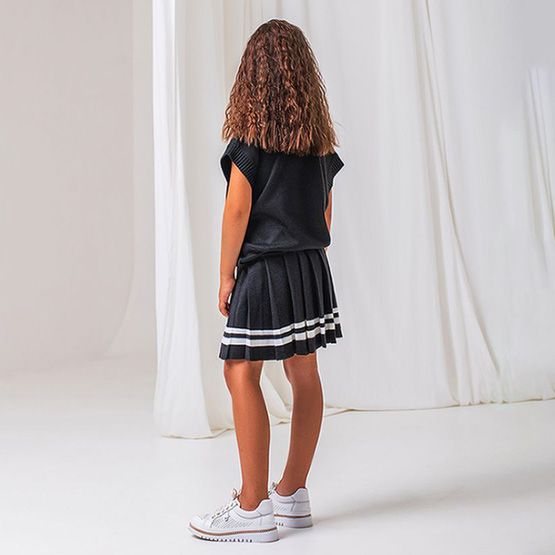 Жилет для девочки ART KNIT с белой полоской р.116 черный 26273 