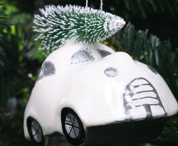Ялинкова іграшка у формі автомобіля з ялинкою 4,5 см 