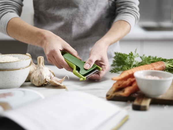 Овощечистка горизонтальная с защитой Gadgets зеленый 1000965 Joseph Joseph 