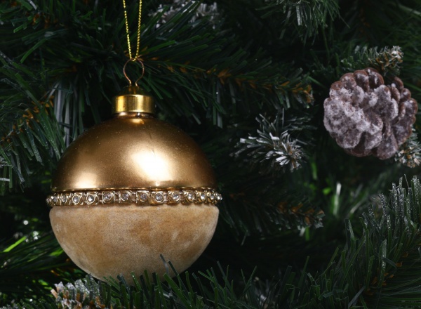 Елочная игрушка в форме шара с бусинами 8 см 