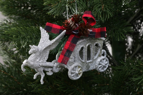 Декоративна підвіска Карета з декором 15x8x4 см срібло LD21028S