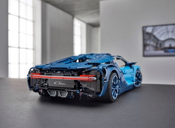 Конструктор LEGO Technic Bugatti Chiron 42083