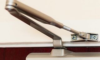 Як вибрати доводчик для дверей