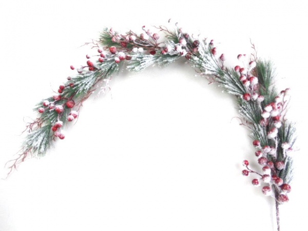 Гирлянда декоративная хвойная присыпана снегом с красными ягодами 1,2 м