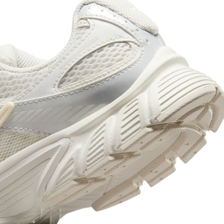 Кроссовки женские Nike V5 RNR N IQ0276-030 р.37,5 бежевые