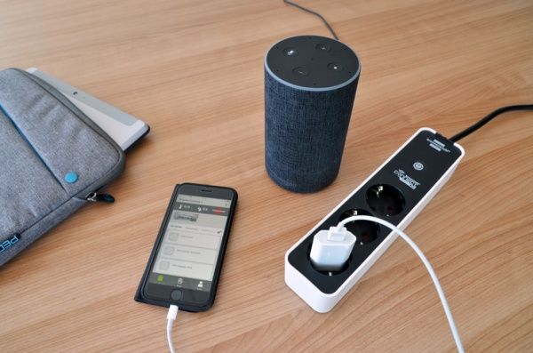 Подовжувач з вимикачем Brennenstuhl Connect Ecolor Wi-Fi із заземленням 3 гн. білий 1,5 м 1153230620 