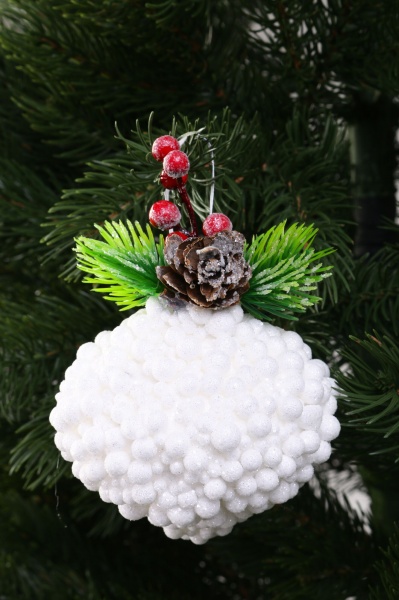 Декоративная подвеска Шар с декором 8 см белый HL21-35