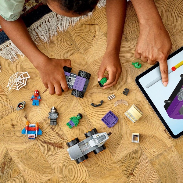 Конструктор LEGO Super Heroes Marvel Схватка Халка и Носорога на грузовиках 10782