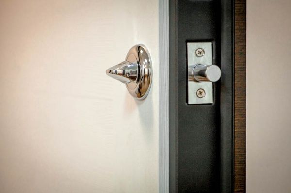 Дверь входная Министерство дверей ПК 180/161 венге горизонт темный / царга белая текстура 2050x960мм левая