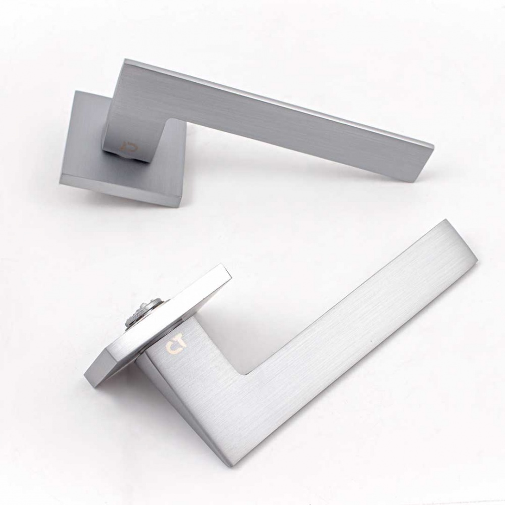 Ручка на розетці Comit Nota 65699 брашований матовий хром