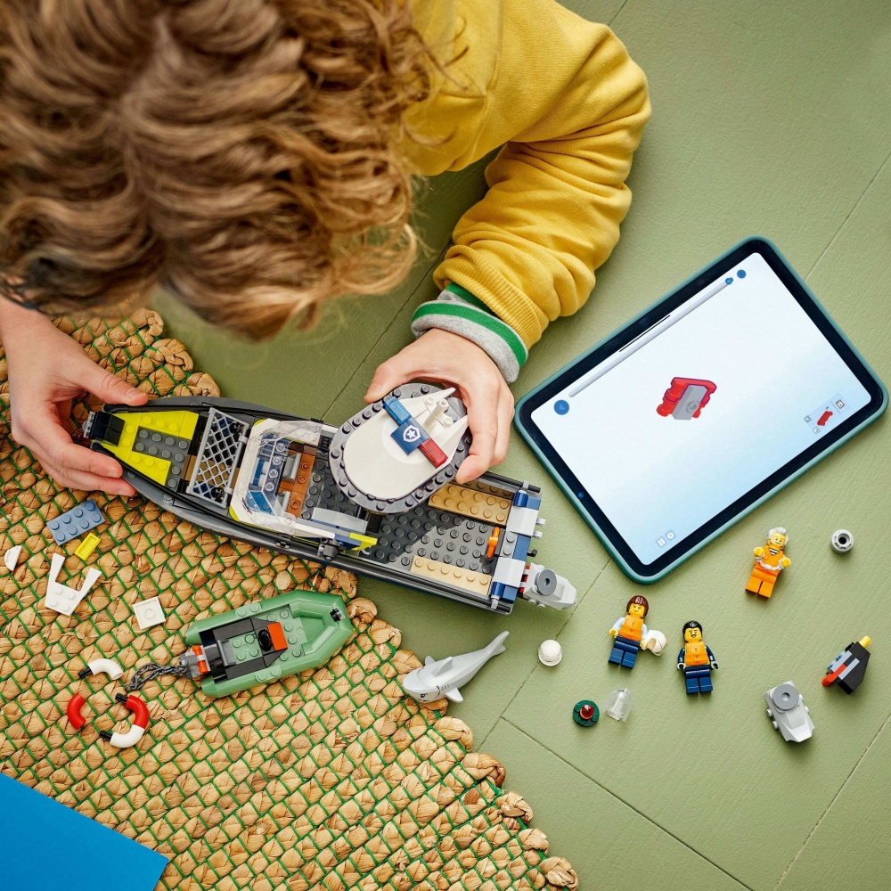 Конструктор LEGO City Преследование на полицейском катере 60456