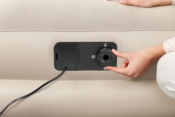 Матрас надувной Bestway Queen со встроенным электронасосом 203х152 см бежевый