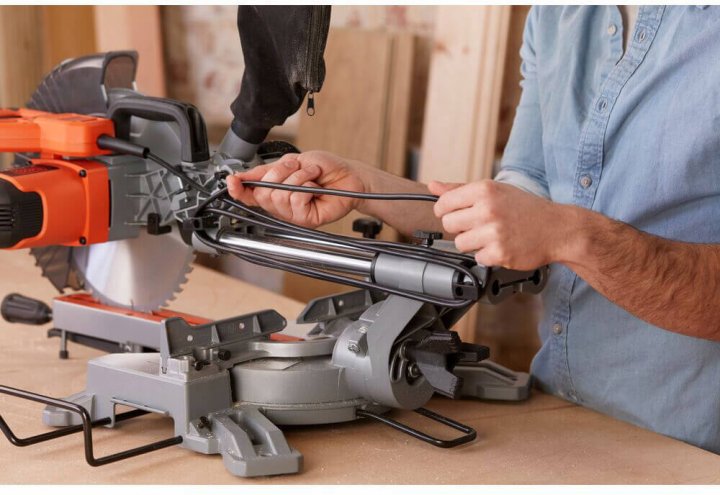 Пила торцювальна Black+Decker BES710