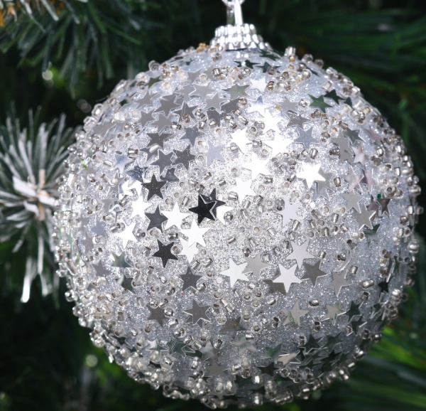 Елочная игрушка в форме шара серебряная 8 см 