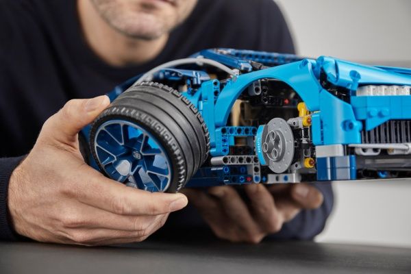 Конструктор LEGO Technic Bugatti Chiron 42083