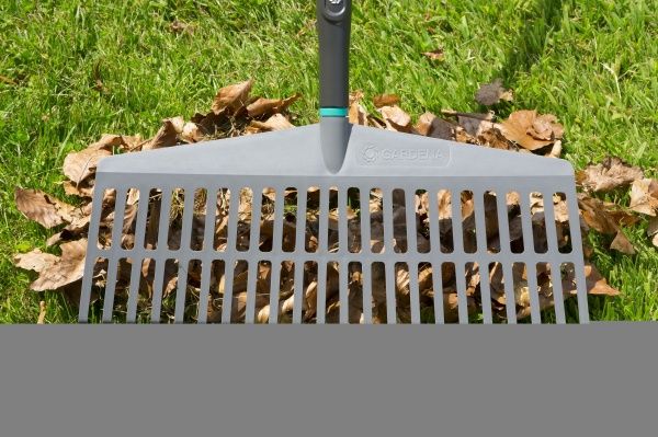 Грабли зубчатые Gardena пластиковые для газона с ручкой NatureLine 17105-20