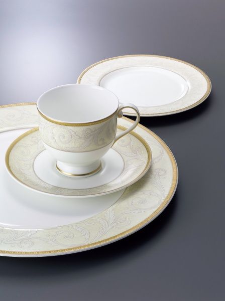 Тарелка обеденная Nocturne Gold 21 см Narumi