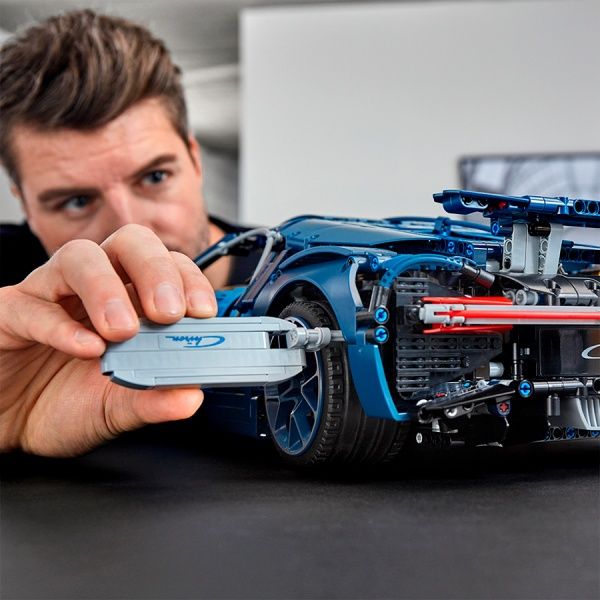 Конструктор LEGO Technic Bugatti Chiron 42083
