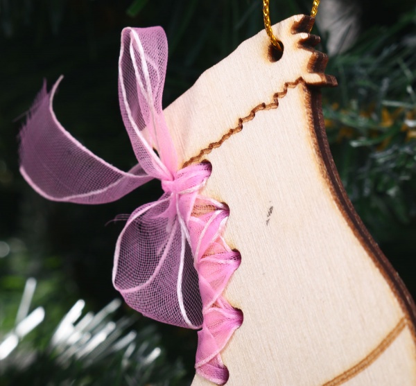 Елочная игрушка Коньки с лентой 5730 7 см 