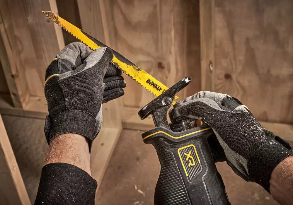 Пила сабельная DeWalt DCS382N
