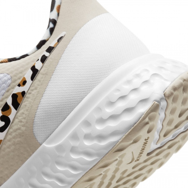 Кроссовки Nike Revolution 5 DA3083-110 р.US 6,5 белый