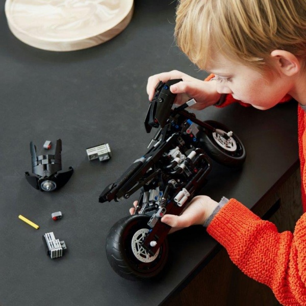 Конструктор LEGO Technic Бетмен: Бетцикл 42155