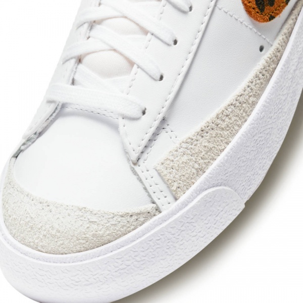 Кросівки Nike Blazer Mid '77 SE DA8736-101 р.US 8,5 білий