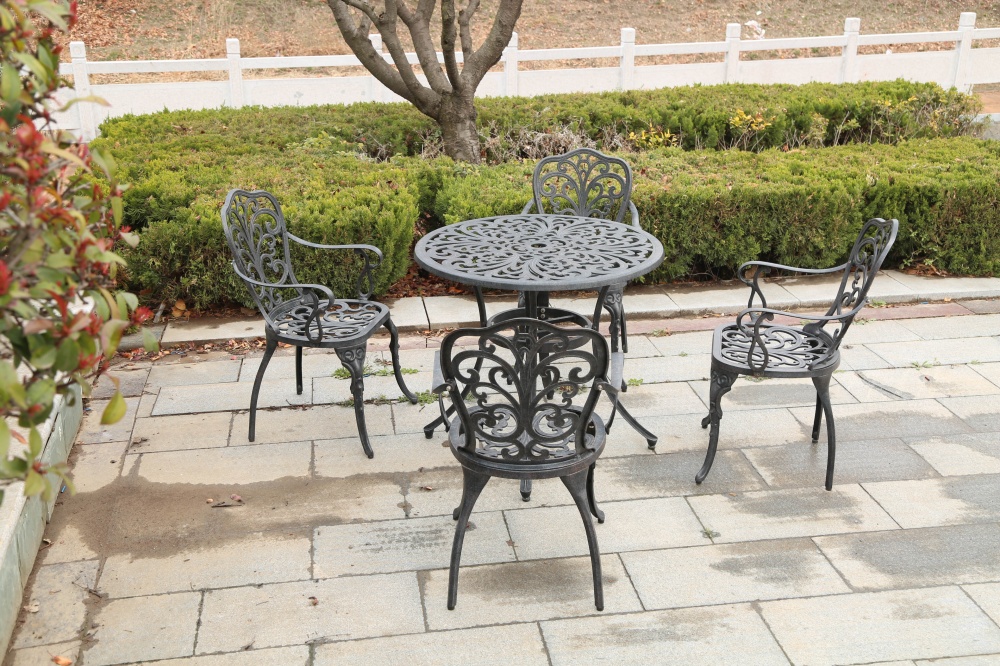 Комплект металлической мебели Bella Vita круглый стол 85x74 см + 4 кресла бронзовый