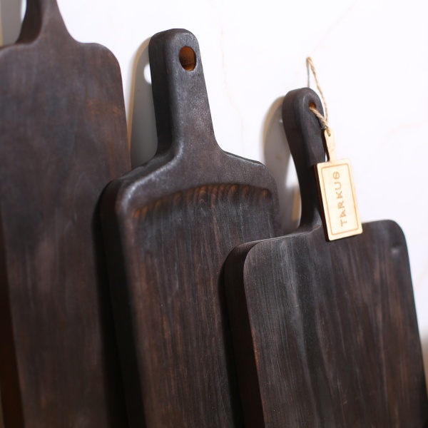 Дошка сервірувальна чорна рельєфна з ручкою 37х20 см Tarkus