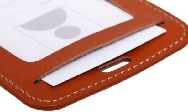 Бейдж вертикальный коричневый 11x7 см