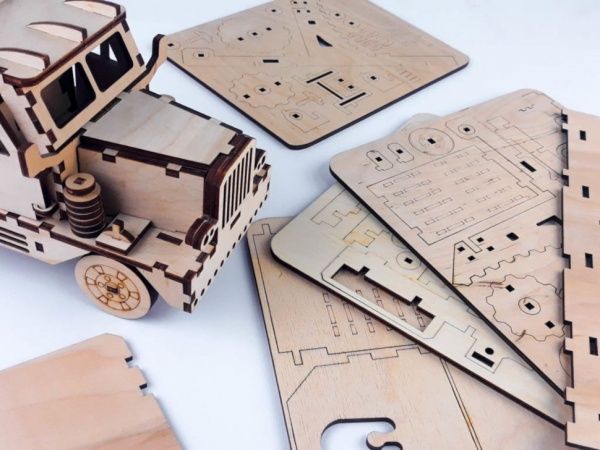 Деревянный 3D-конструктор Зірка Peterbilt + автовоз