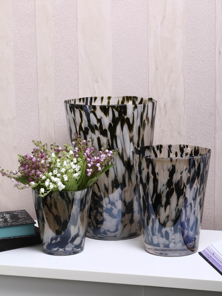 Ваза стеклянная Wrzesniak Glassworks Confetti 35 см черно-белая 17-6999